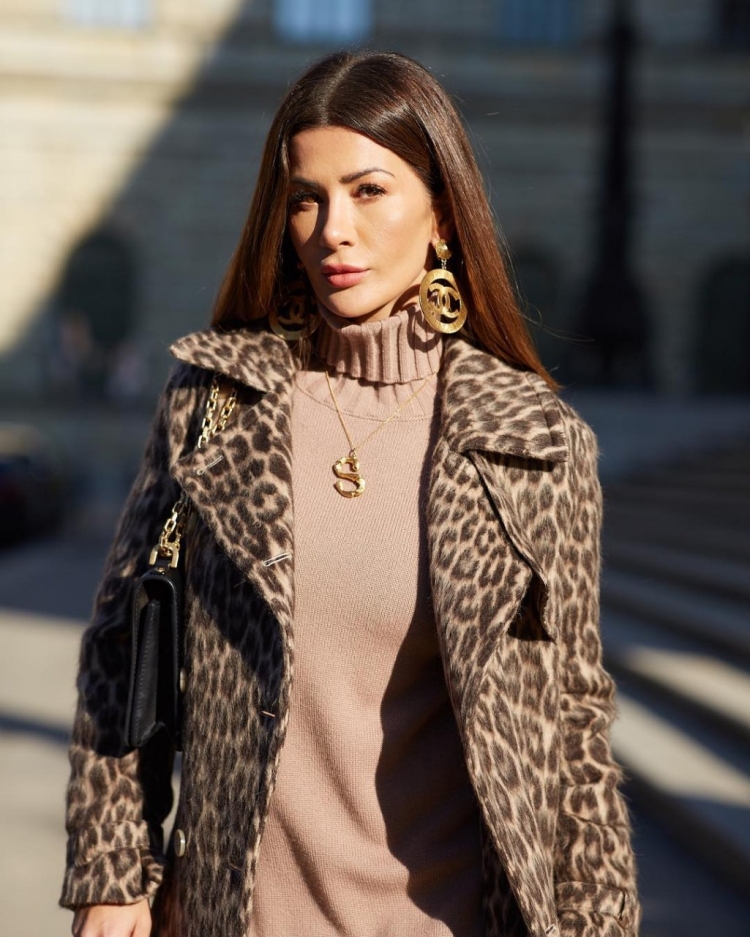 Украшения поверх свитера с горлом