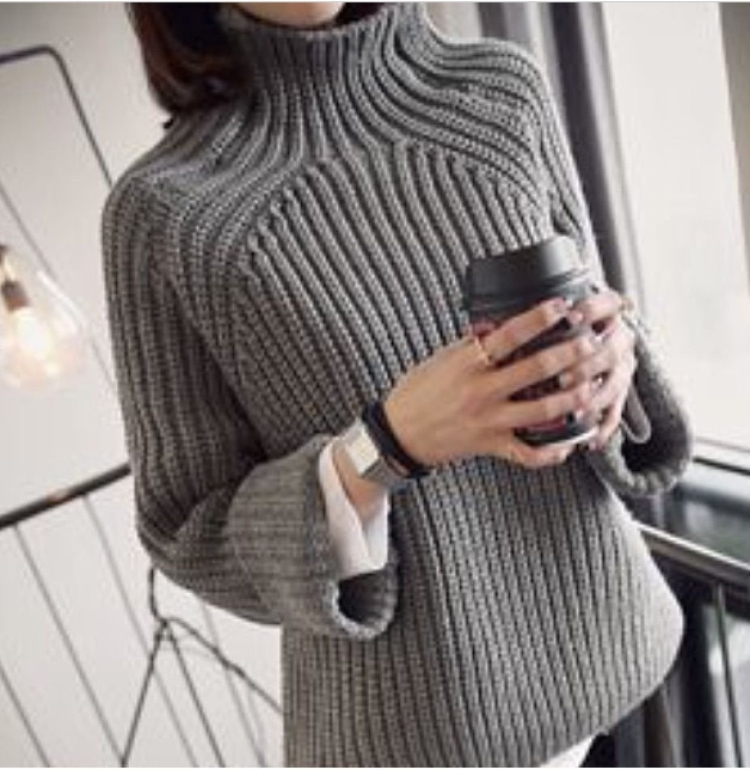 Свитера женские вязаные с горлом модные