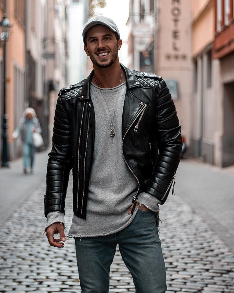 Кожаная куртка и кепка