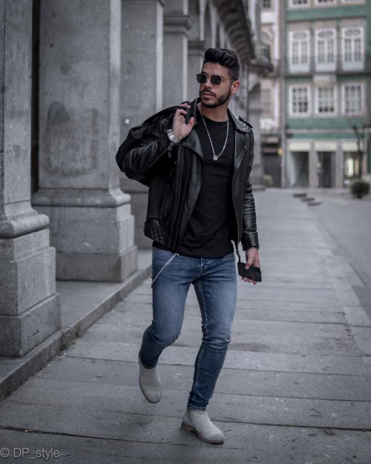 Кожаная куртка со спортивными штанами мужчины