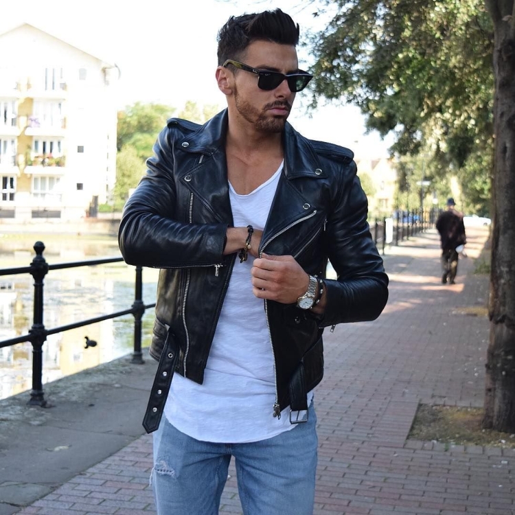 Мужчина в кожаной куртке и джинсах