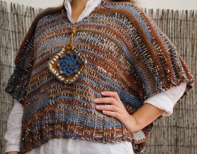 Вязаная накидка в стиле бохо