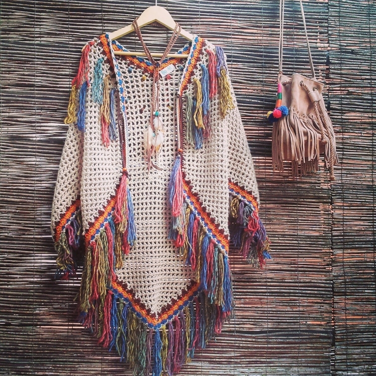 Вязаный жилет в стиле бохо