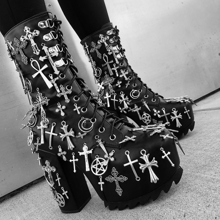 Сапоги в стиле эмо