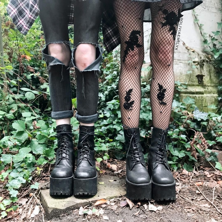 Черные чулки и ботинки панк