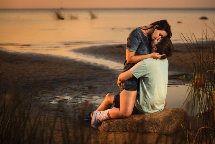 Влюбленные на берегу