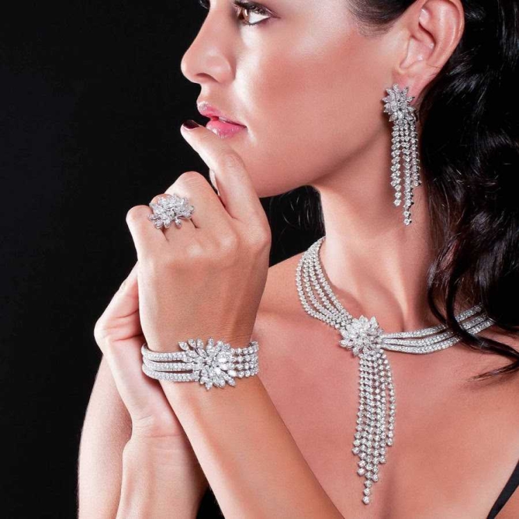 Девушка в украшениях