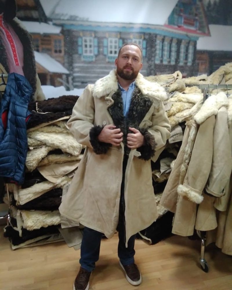 Том Харди в куртке Авиатор