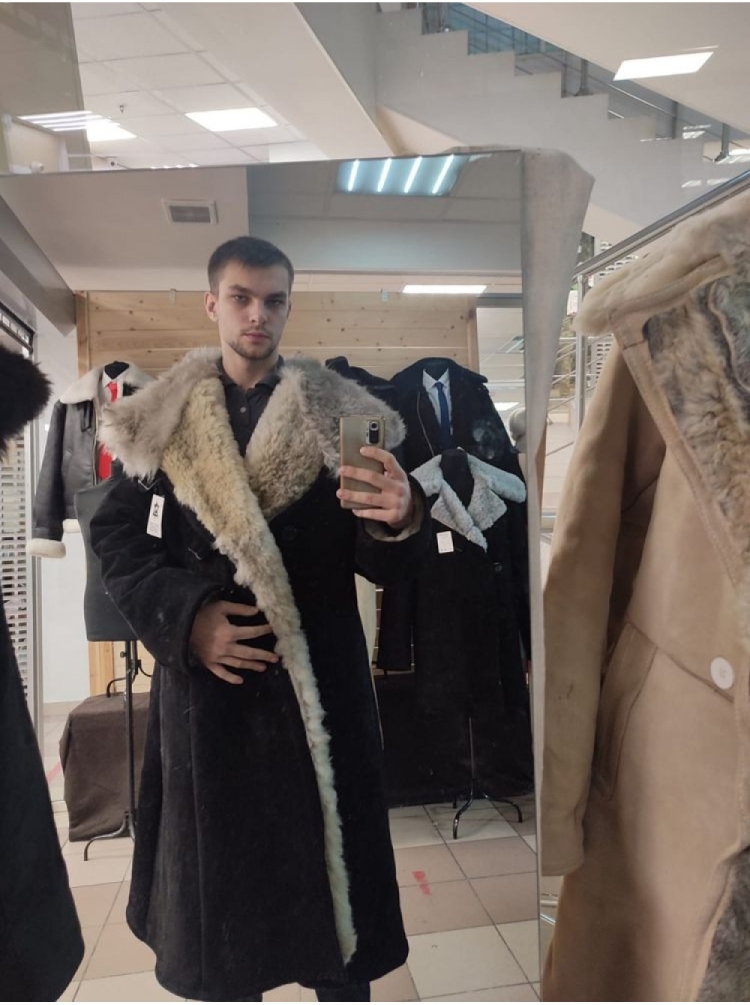 Белая мужская дубленка