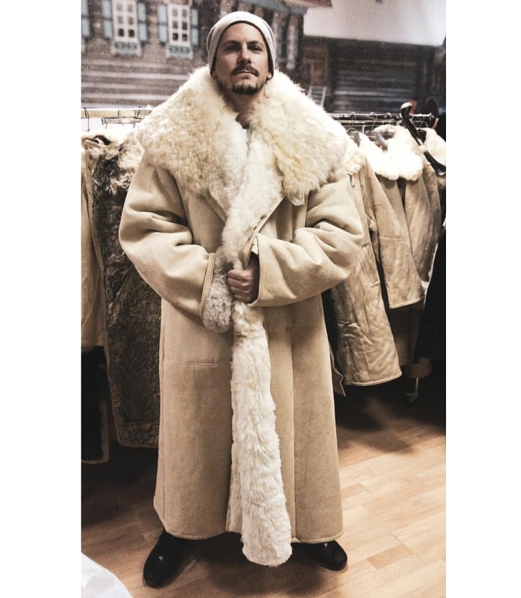 Мужчина в дубленке