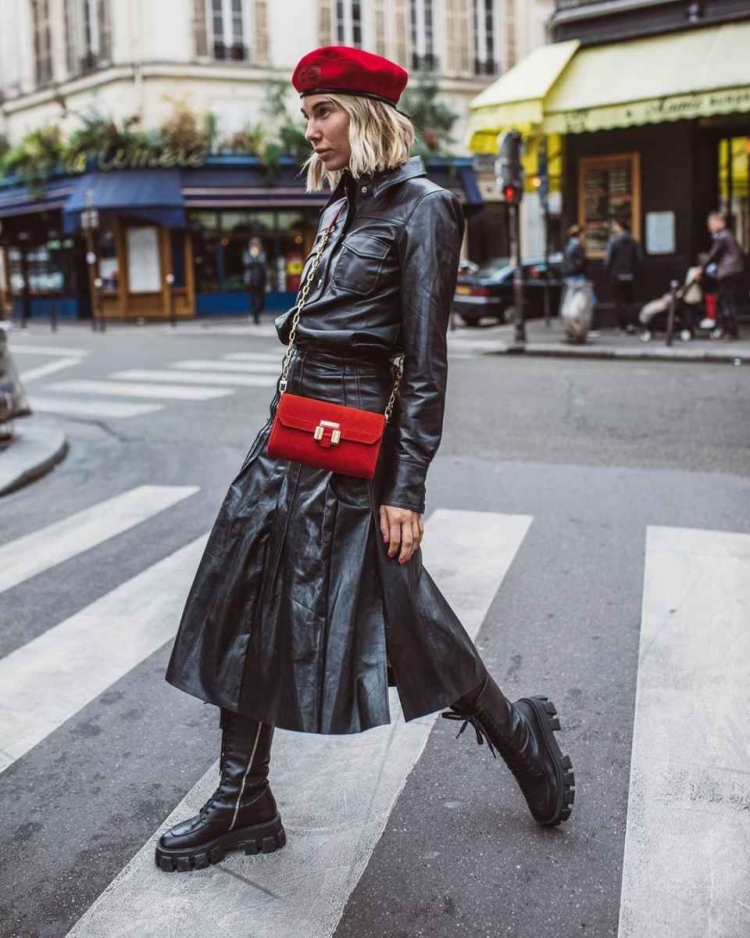 Девушка в черных ботинках