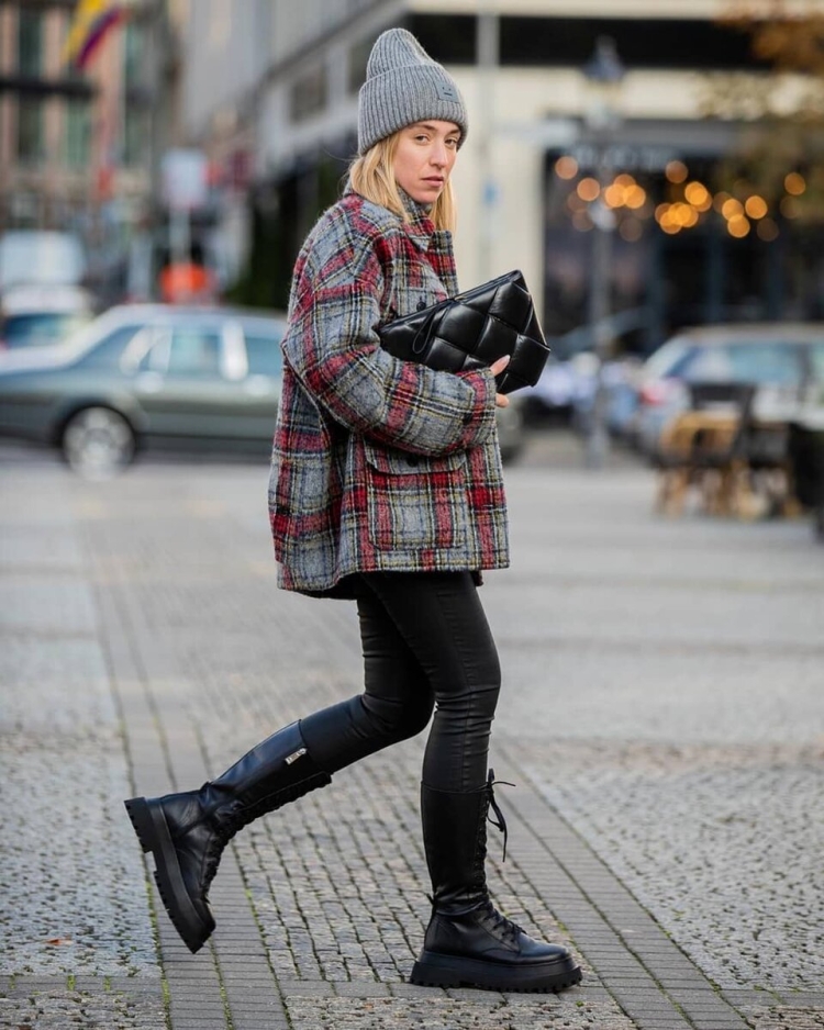 Девушка в берцах