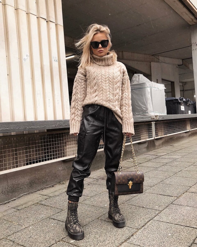 Косуха с высокими сапогами