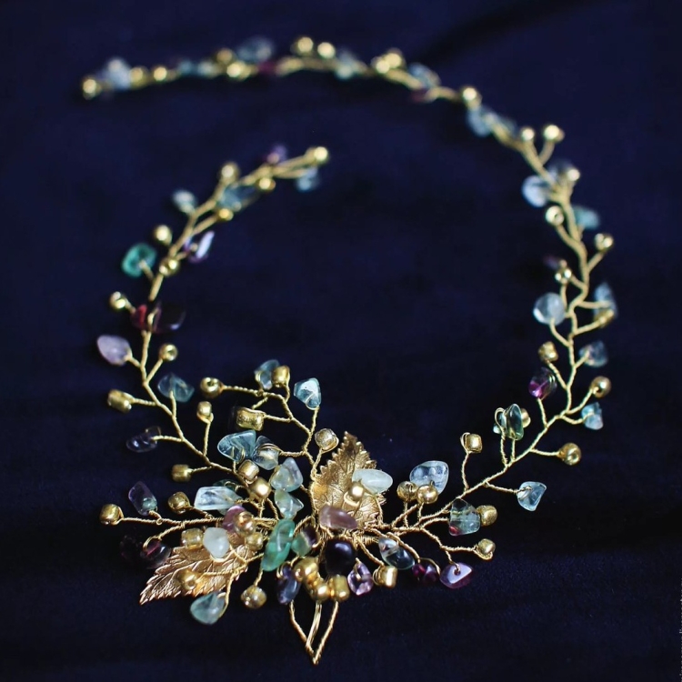 Украшение для волос из бусин