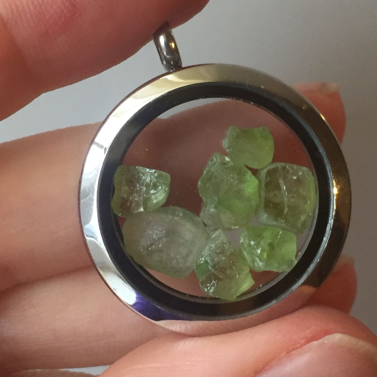 Кулон медальон с хризолитом