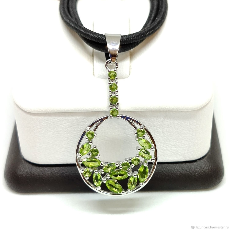Подвеска с хризолитом в серебре