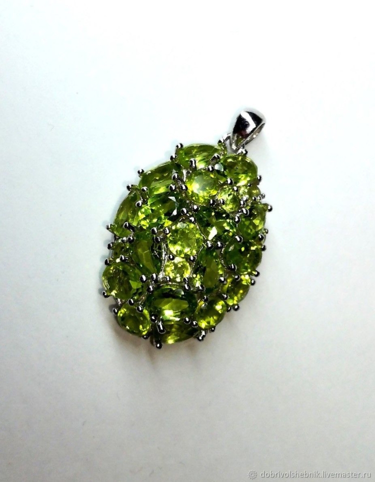 Подвеска с хризолитом в серебре