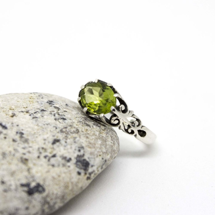 Оливин хризолит камень кольца