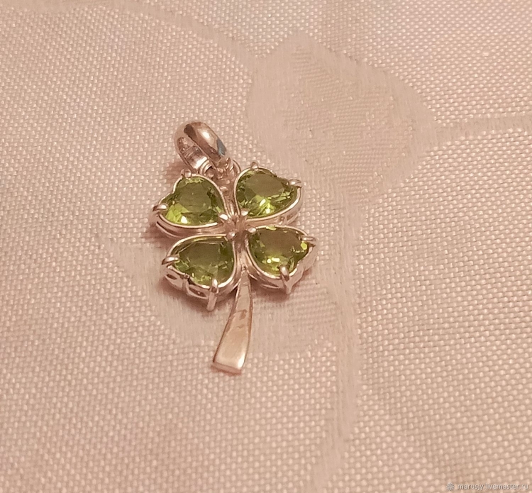 Кулон Клевер с хризолитом