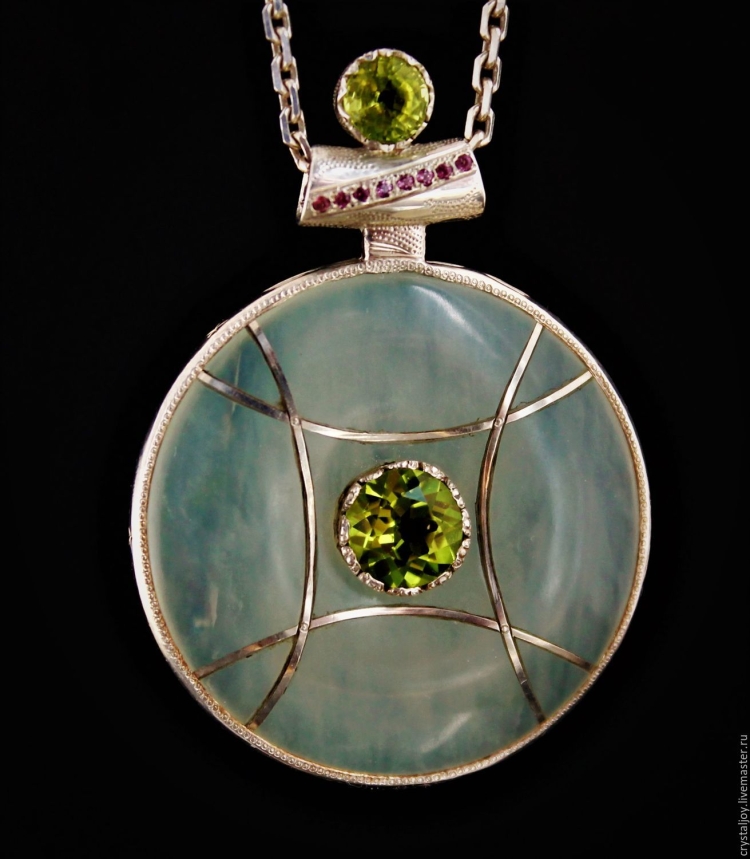 Амулет из хризолита