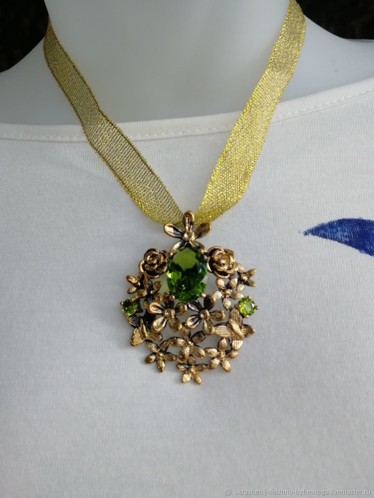 Кулон с хризолитом