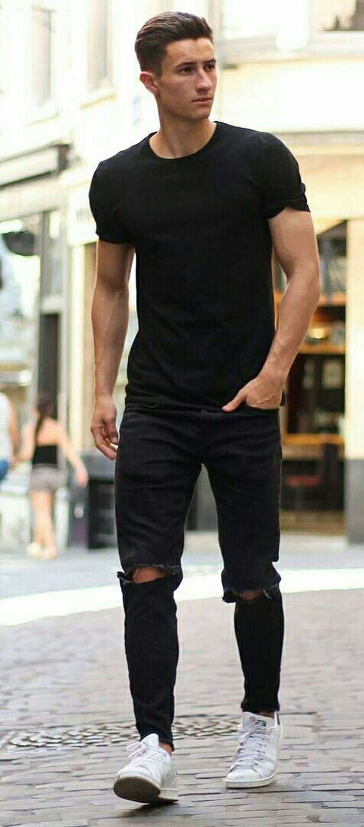 Черная футболка и джинсы мужские