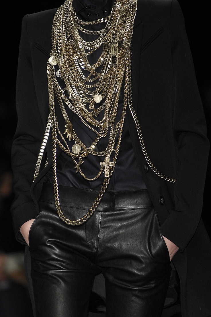 Черный костюм с цепочкой