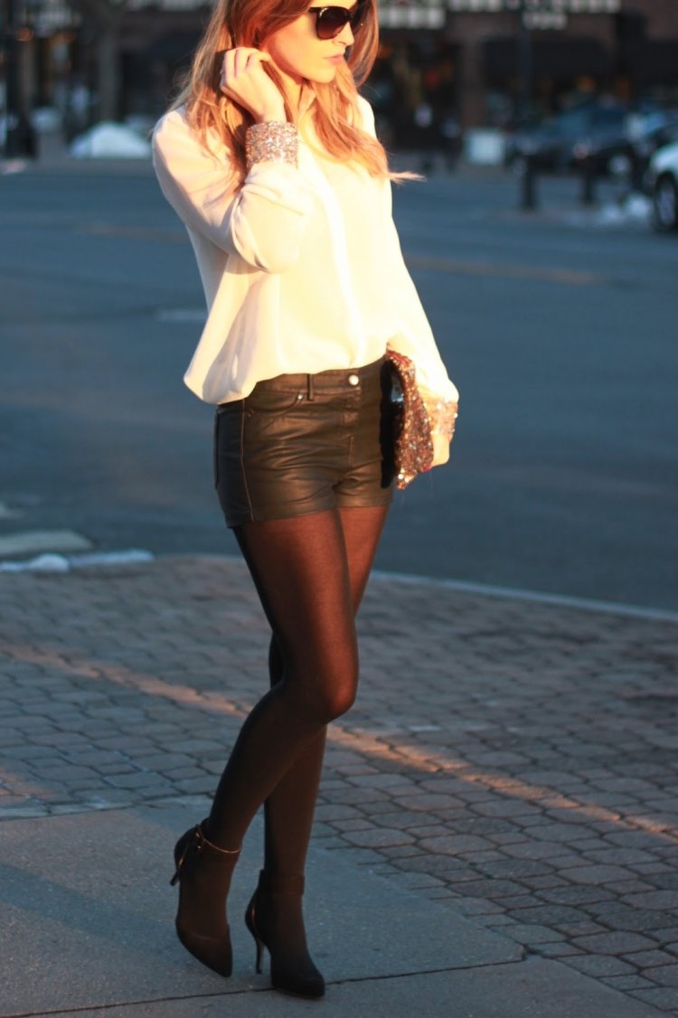 Майли Сайрус в черных колготках