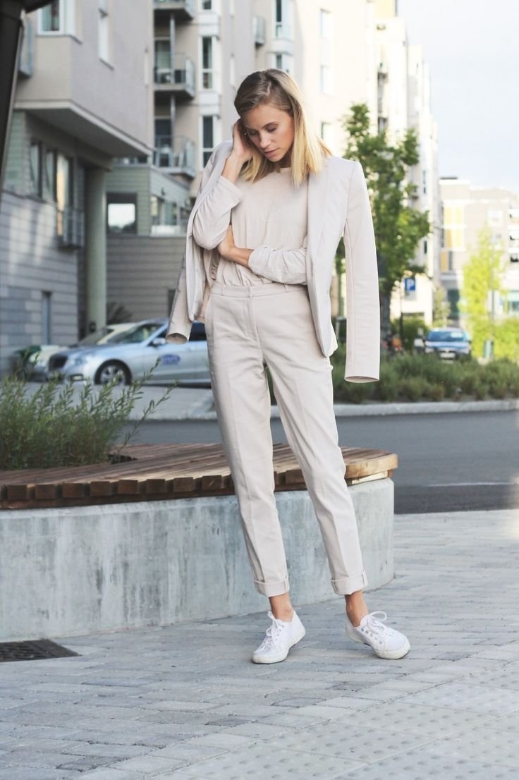 Бежевые туфли с брюками