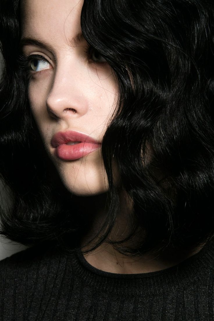 Белокожая брюнетка