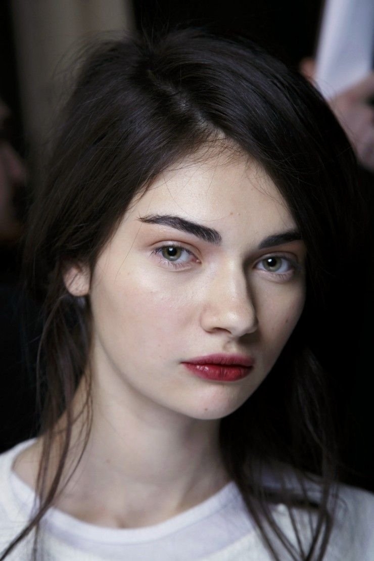 Брюнетка с бледной кожей