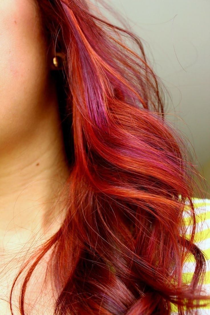 Рыжие волосы с красными прядями