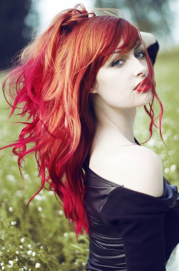 Николь Шиа с красными волосами