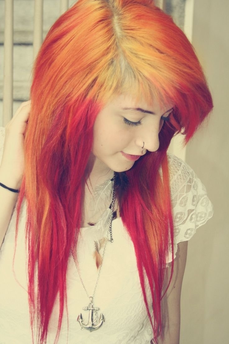 Яркие пряди на рыжих волосах