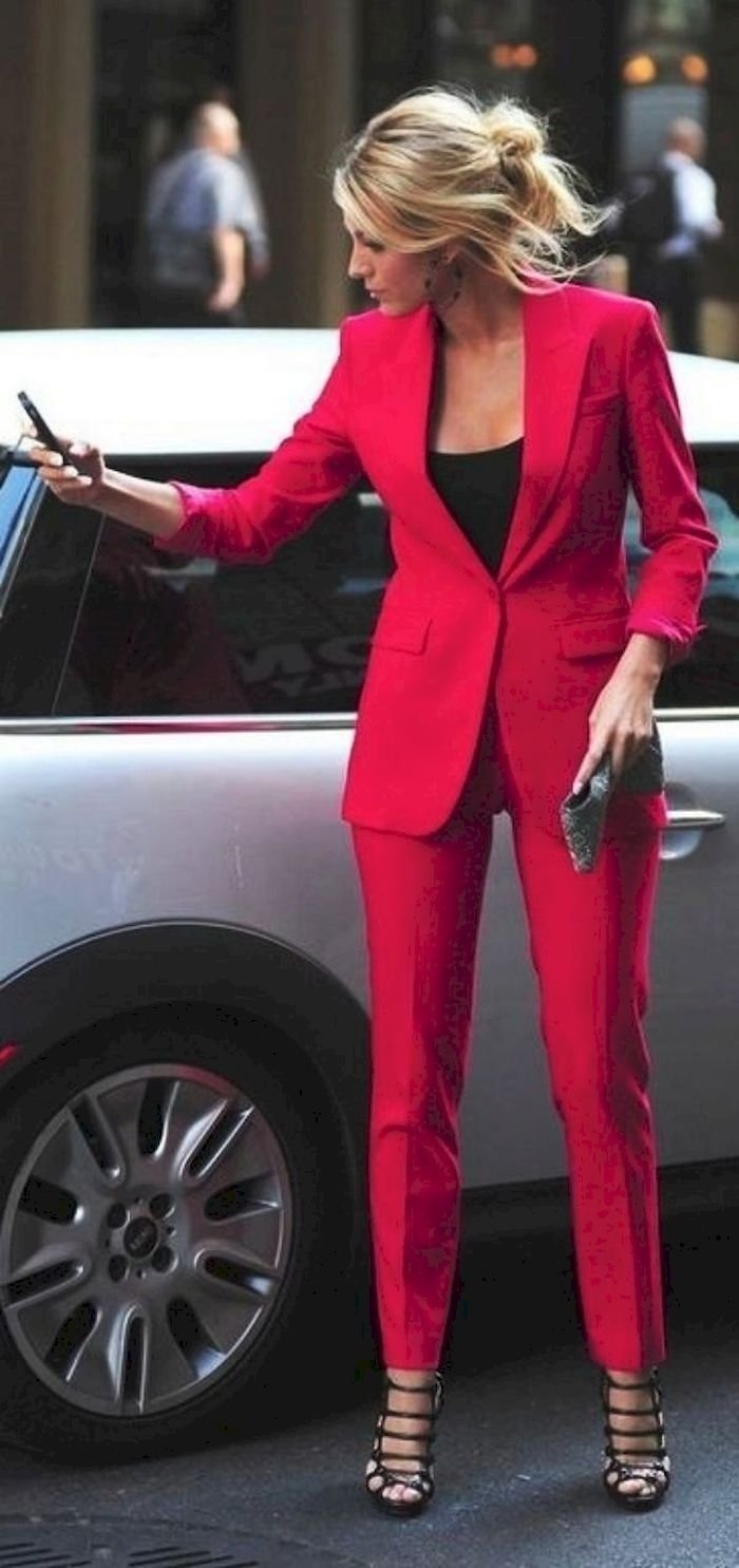 Красный брючный костюм женский