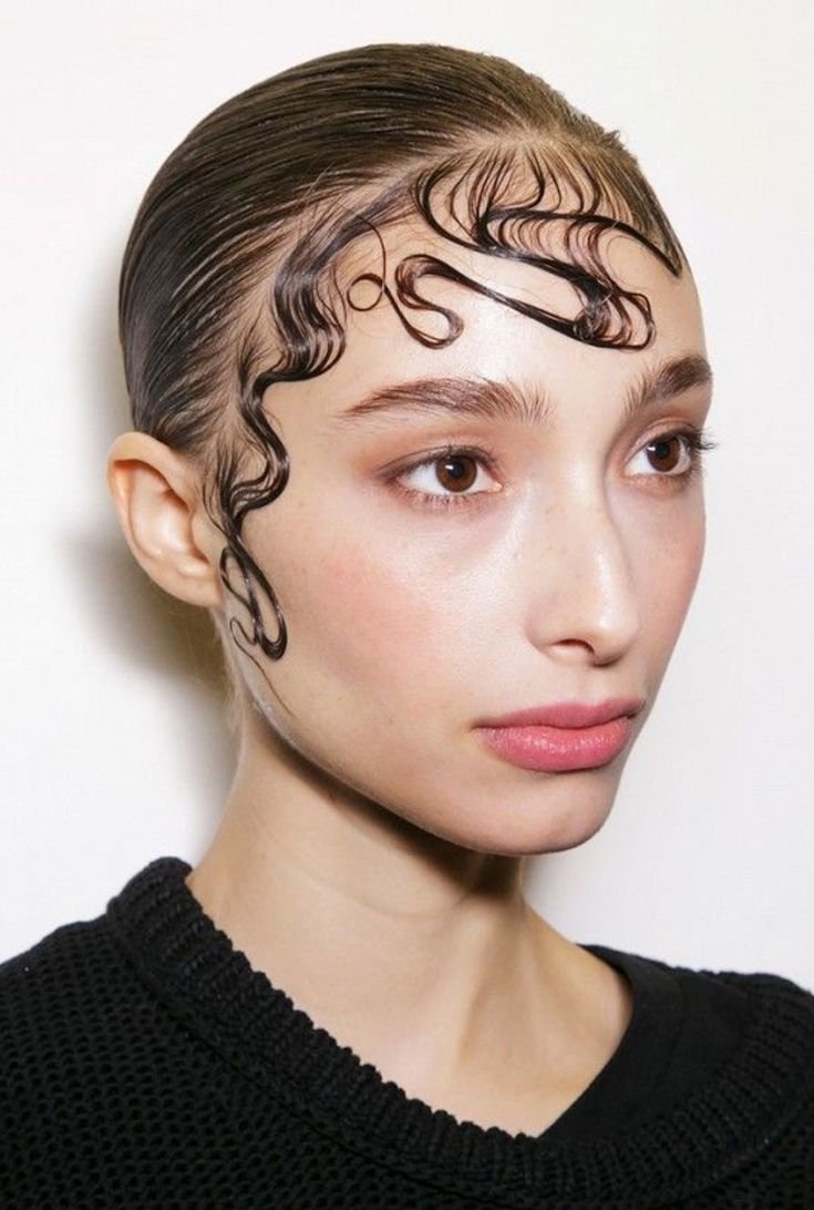 Прическа с завитками на лбу