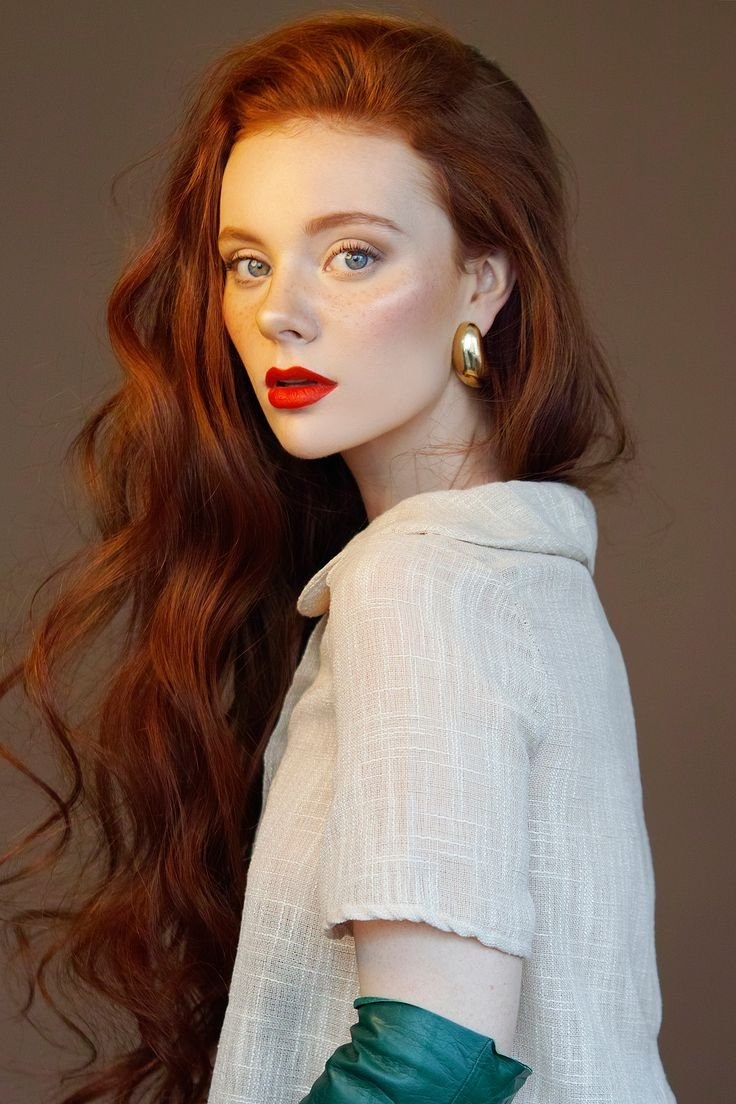 Рыжая девушка с кудрявыми волосами