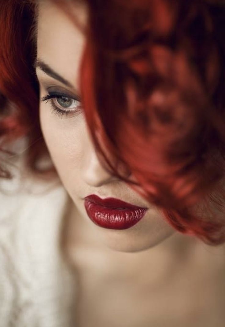 Рыжая с красными губами