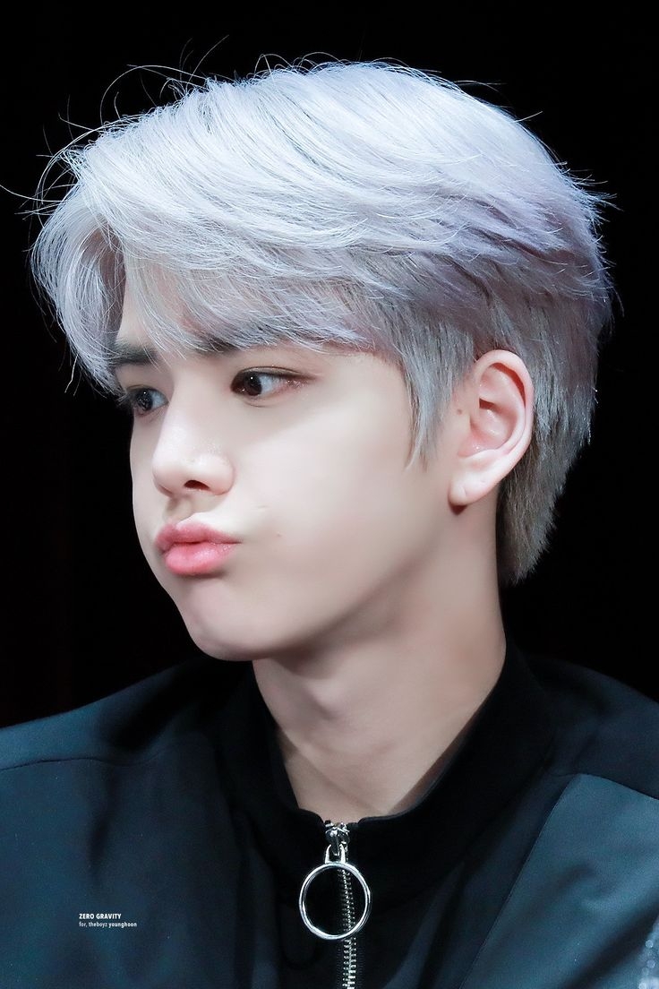 Кореец с белыми волосами