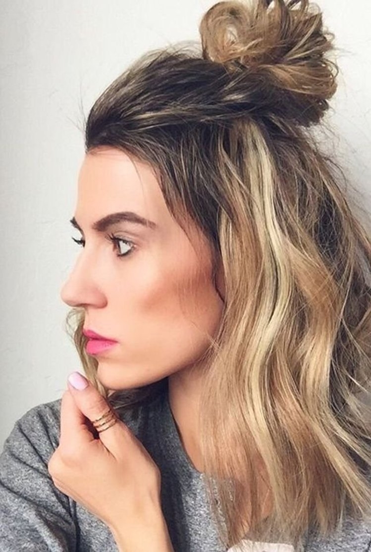 Прическа с пучком на макушке