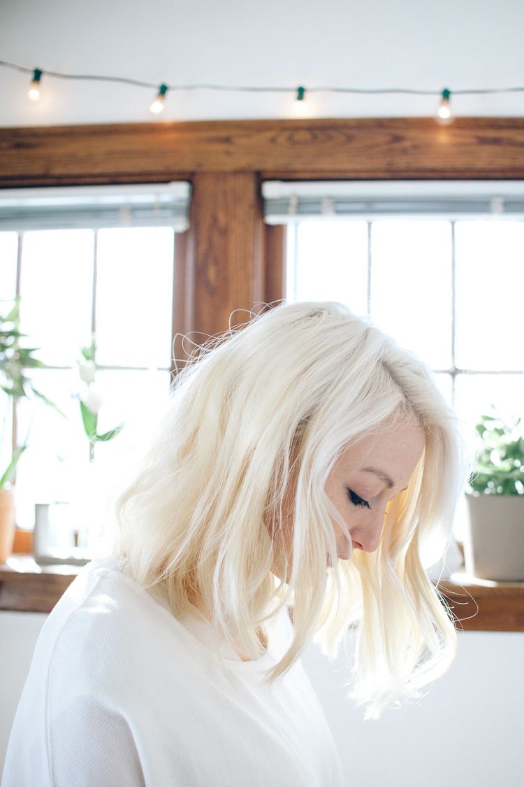 Блондинка с белыми волосами со спины