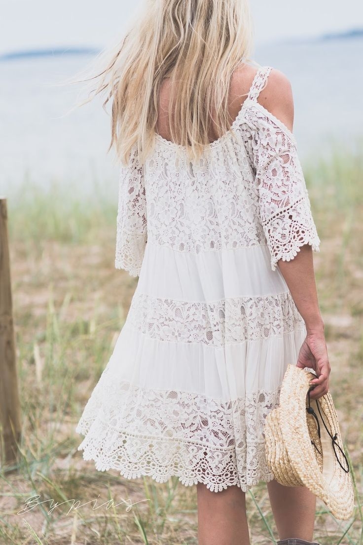 Белое платье в стиле бохо