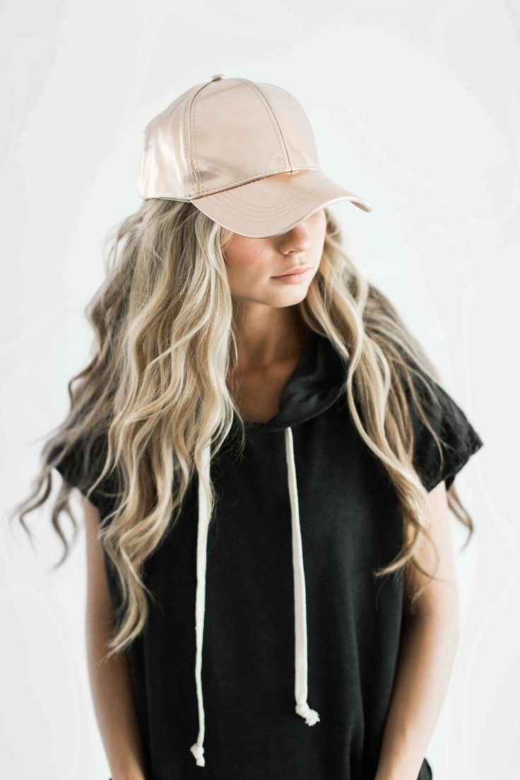 Блондинка в бейсболке