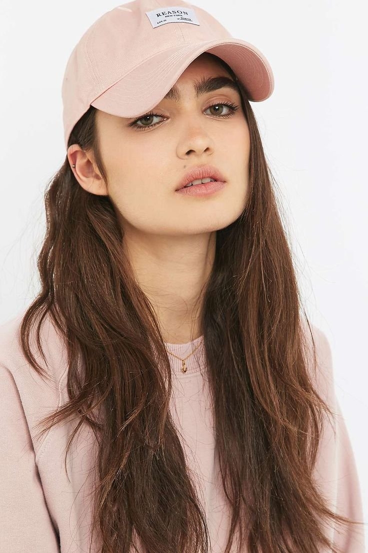 Длинные волосы под кепкой