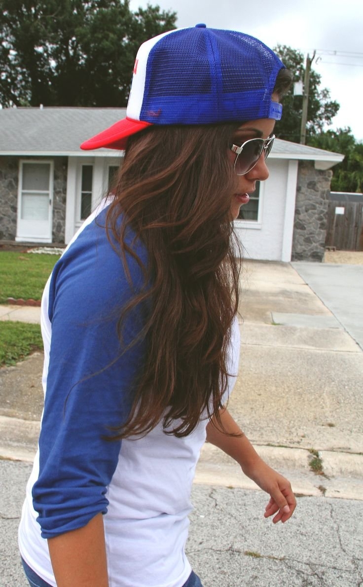 Длинные волосы под кепкой