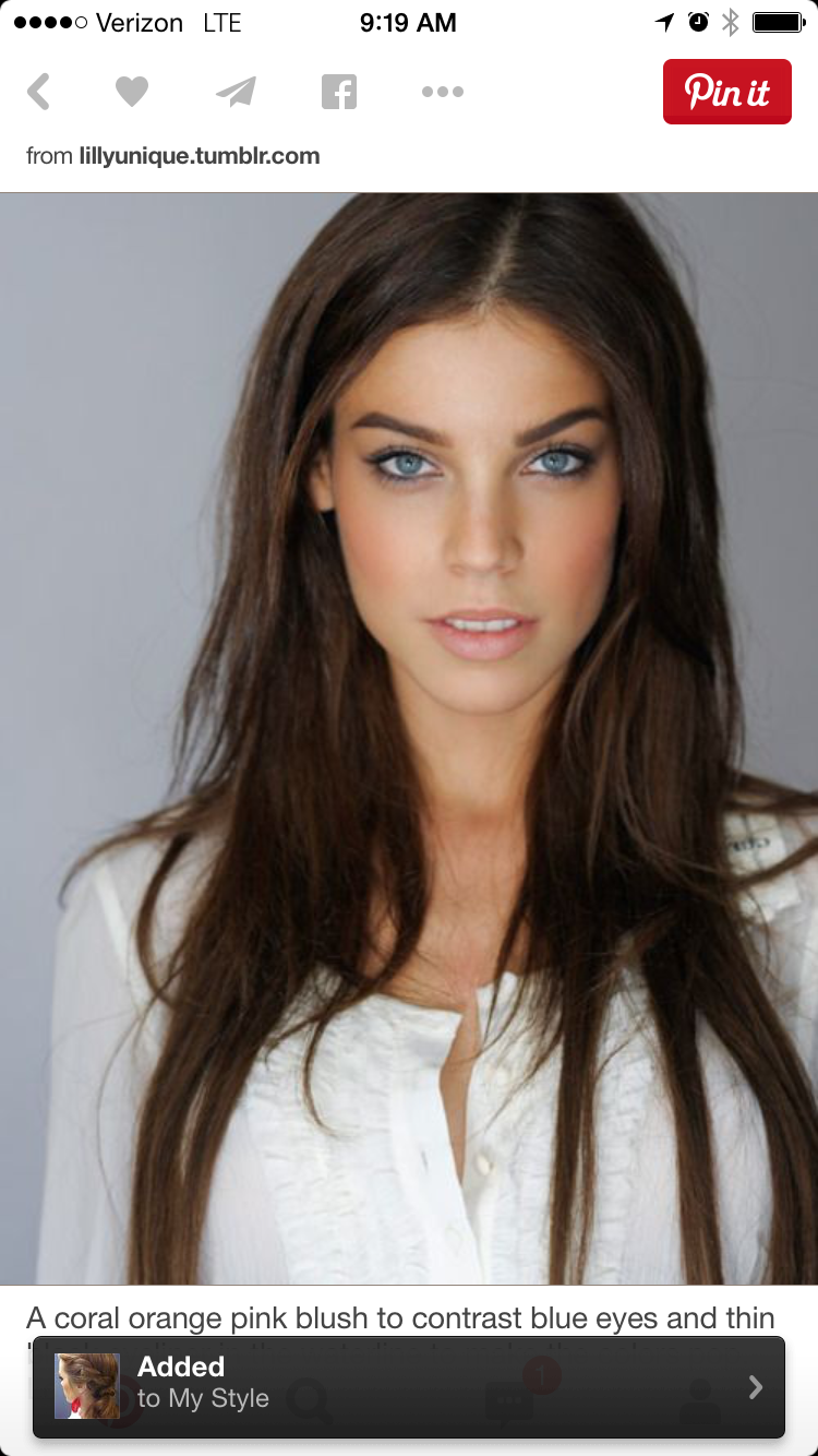 Светлые глаза и темные волосы