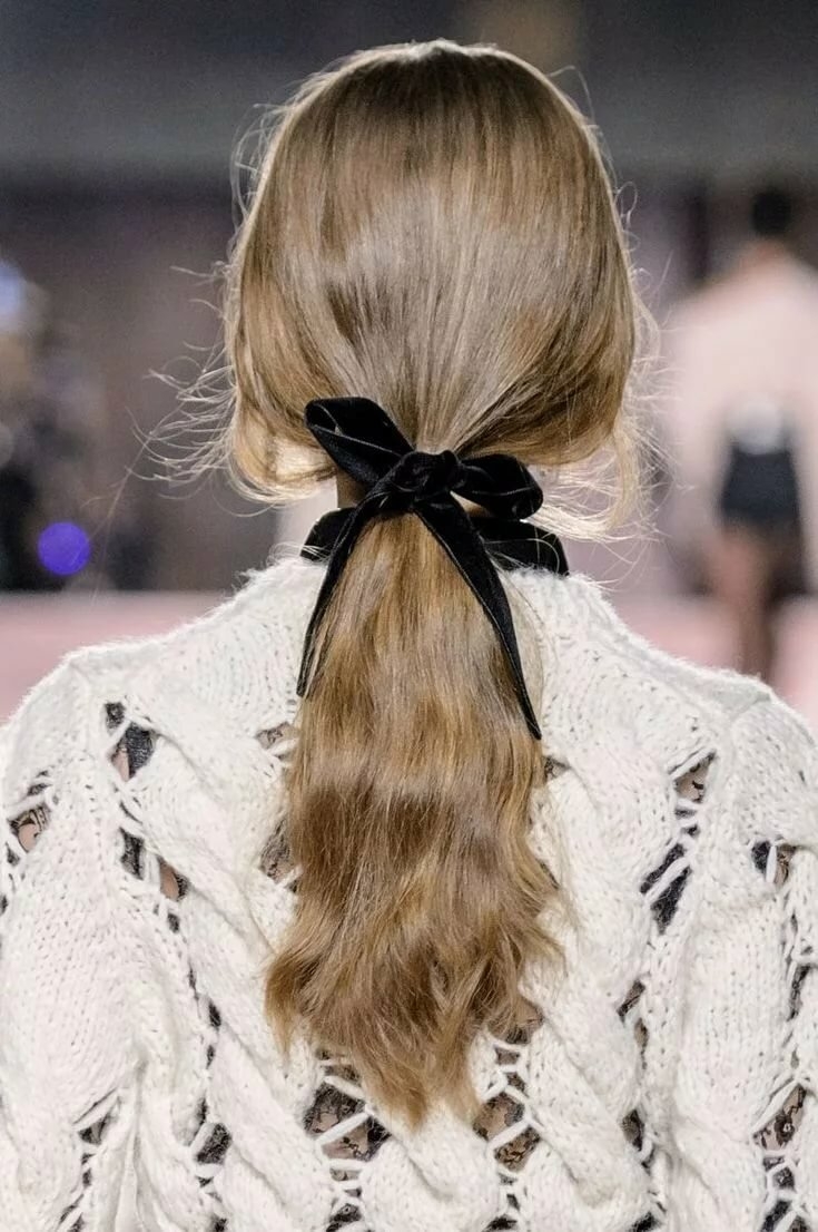 Прическа с лентой