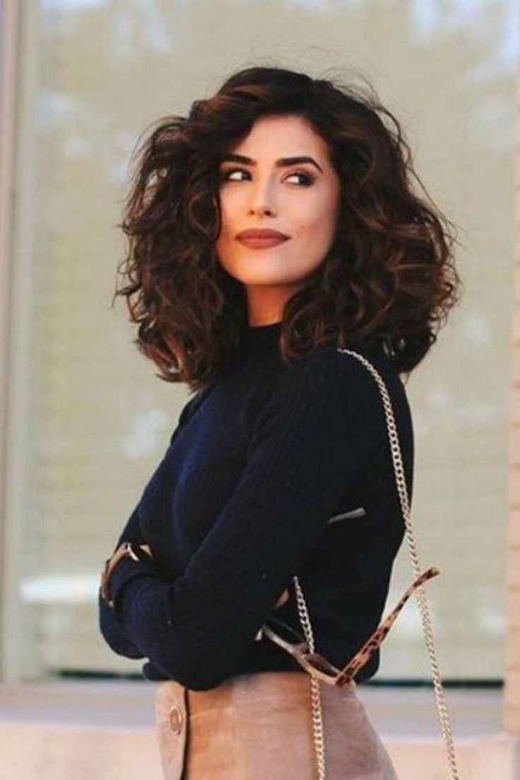 Удлиненное каре на волнистые волосы