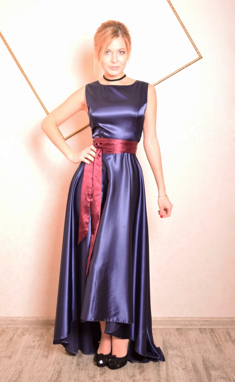 Прямое платье из атласа