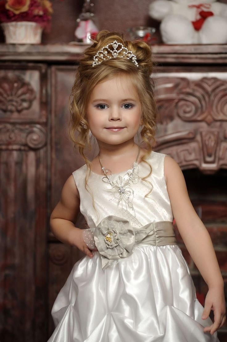 Прическа с короной для девочки
